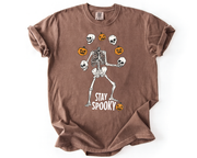Stay Spooky Skeleton Shirt – Funny Halloween Skeleton Juggling Pumpkins & Skulls Tee