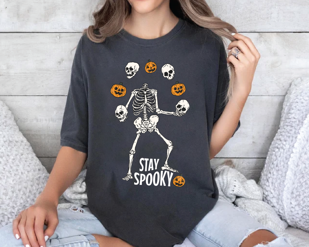 Stay Spooky Skeleton Shirt – Funny Halloween Skeleton Juggling Pumpkins & Skulls Tee