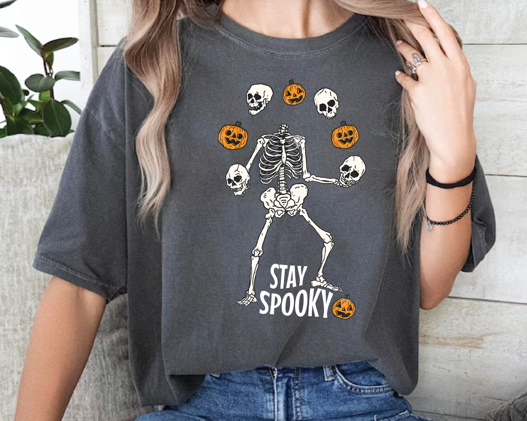 Stay Spooky Skeleton Shirt – Funny Halloween Skeleton Juggling Pumpkins & Skulls Tee